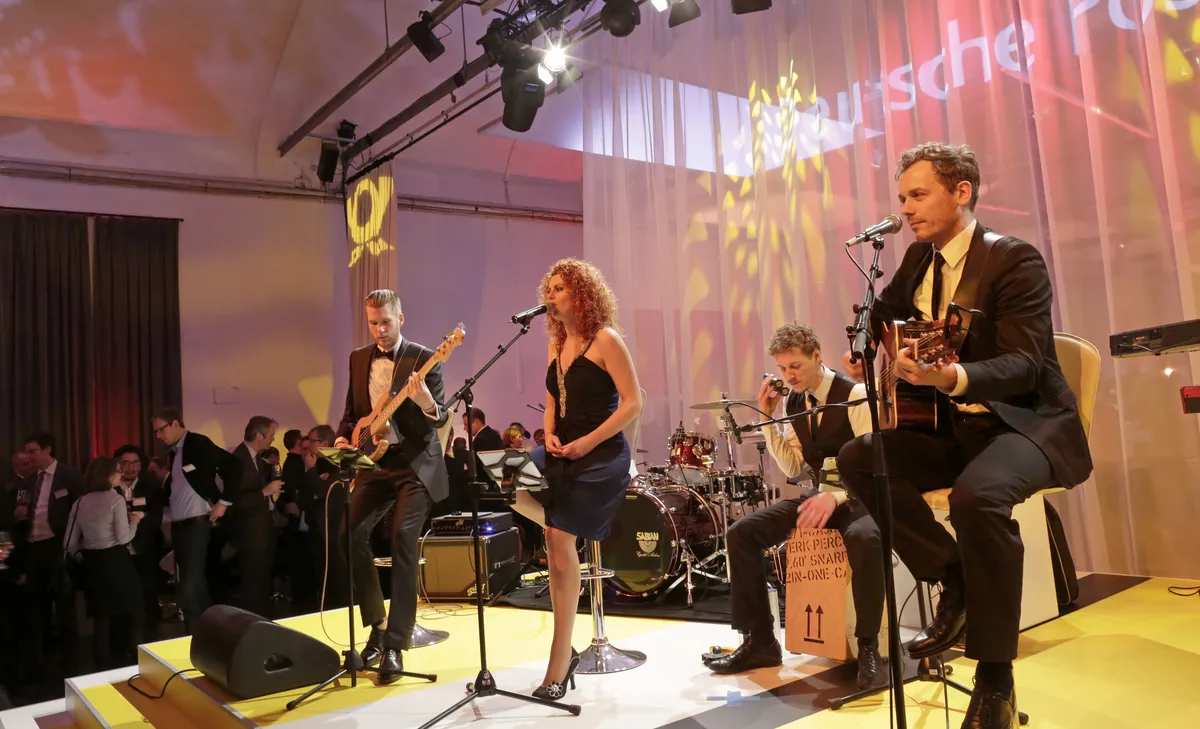 Gemeinsames Abendessen bei den Glory Nights in der Galerie.
